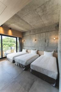 Tempat tidur dalam kamar di Okkar Inn