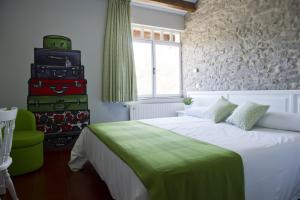 En eller flere senge i et værelse på Izalde