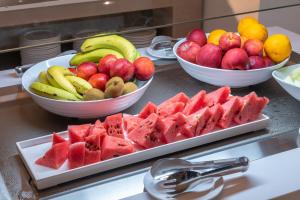 two bowls of fruit on a counter with bowls of bananas and apples at GRAND PATELLI in Myrina