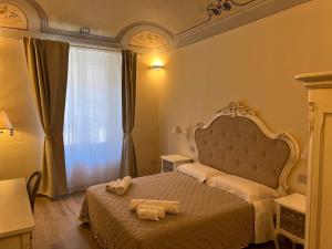 A bed or beds in a room at La Perla del Borgo B&B Még 28 kép