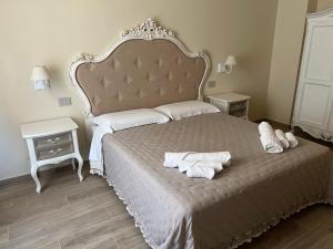 A bed or beds in a room at La Perla del Borgo B&B