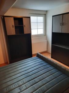 an empty room with a bed and a window at Ferienwohnung Süß in Kovanluk