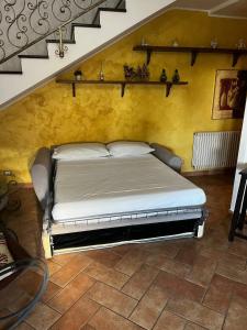 Łóżko lub łóżka w pokoju w obiekcie Villetta Vista Mare Cornino