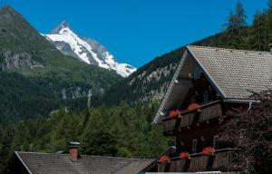 A general mountain view or a mountain view taken from a vendégházakat