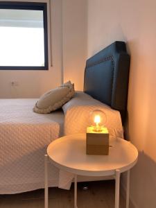 Un pat sau paturi într-o cameră la Ca La Cristina - Apartamento Turístico L'Ametlla de Mar