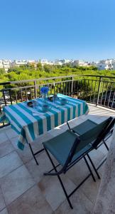 niebiesko-biały stół i krzesła na balkonie w obiekcie Ricomincio da Polignano w mieście Polignano a Mare