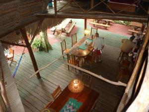 eine Aussicht über einen Tisch und Stühle auf einer Terrasse in der Unterkunft Hotel Casa Perico in Rio Dulce