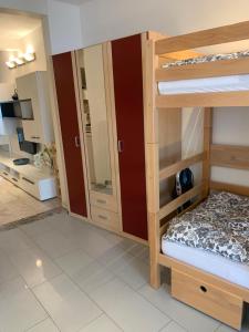 Postel nebo postele na pokoji v ubytování Schöne Ferienwohnung 36 ViraLago mit Privatstrand