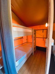 een klein stapelbed in een kleine kamer bij camping?glamping morskersweitje in Winterswijk