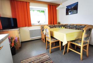 een eetkamer met een tafel en stoelen bij Gästehaus Scherl in Pettneu am Arlberg