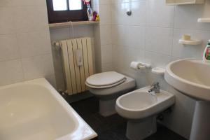 a bathroom with a white toilet and a sink at Casa Angelica, comoda casa nella campagna pugliese in Fasano
