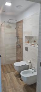 y baño con ducha, aseo y lavamanos. en L&C BEACH HOME by ZORA Rezidential - PE PLAJA, en Mamaia Nord – Năvodari