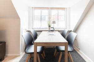 ein Esszimmer mit Tisch und Stühlen in der Unterkunft Tante Tine in Husum + 5 Fotos