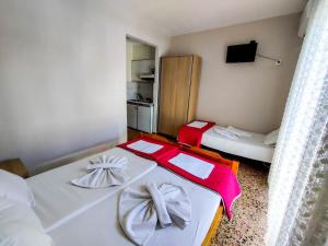Posteľ alebo postele v izbe v ubytovaní Patra Rooms Skala Prinou