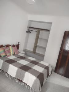 Säng eller sängar i ett rum på Apto 1 suíte a 30 mts. da Praia do Tombo - Guarujá