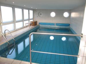 a large indoor swimming pool with a pool at Lornsenhof App 6 in Westerland