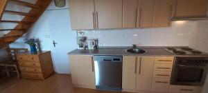 kuchnia ze zlewem i kuchenką w obiekcie Horní Mísečky Apartmán E25 u sjezdovky, max 6 osob w mieście Horni Misecky