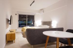 um quarto de hotel com uma cama e uma mesa em Fk Villa del Parque em Buenos Aires