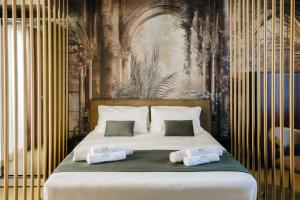 um quarto com uma cama com duas toalhas em Aquasuite em Palermo