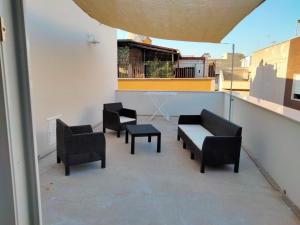 een balkon met stoelen en een tafel in een gebouw bij THE BEST SUITES & ROOMS - A pochi passi dalla kasbah - in Mazara del Vallo
