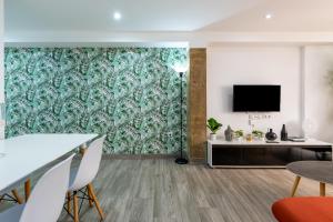 a living room with a green and white wallpaper at Centrico piso en Torremolinos in Torremolinos