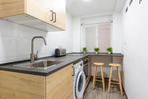 a kitchen with a sink and a dishwasher at Centrico piso en Torremolinos in Torremolinos