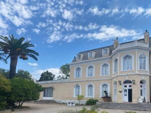 un grand bâtiment avec un palmier devant dans l'établissement Villa Roan, à Bar