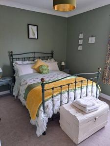 um quarto com uma cama com uma estrutura em madeira em Character Beverley Town House em Beverley