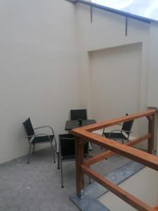 a room with chairs and a white wall at Kunstgasse 4+5 in Altenburg