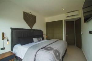 ein Schlafzimmer mit einem großen Bett in einem Zimmer in der Unterkunft Beautiful Penthouse with Private Pool Amazing Views in Tulum