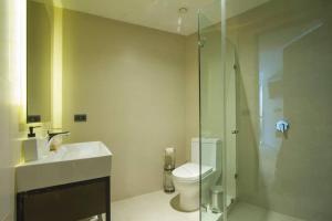 ein Badezimmer mit Toilette und Glasdusche in der Unterkunft Beautiful Penthouse with Private Pool Amazing Views in Tulum + 16 Fotos