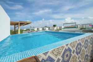 ein Schwimmbad auf dem Dach eines Gebäudes in der Unterkunft Beautiful Penthouse with Private Pool Amazing Views in Tulum
