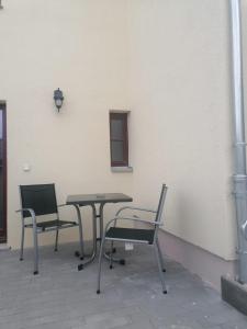 - une terrasse avec 2 chaises et une table dans l'établissement Kunstgasse 4+5, à Altenburg