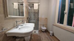 A bathroom at La Perla del Borgo B&B