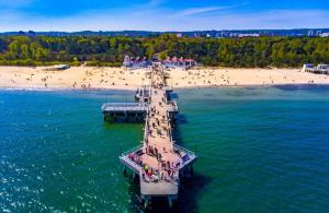 A bird's-eye view of Wakacyjny Apartament blisko plaży.