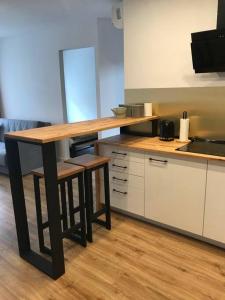 トルンにあるApartament KO-Piernika w samym sercu Torunia :)のキッチンに木製のテーブルがあるキッチン