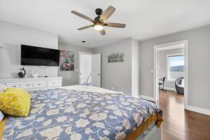 a bedroom with a bed and a ceiling fan at Casa Grande Lakeview House in West Kelowna