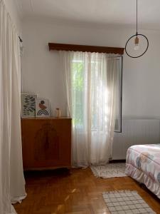 Postel nebo postele na pokoji v ubytování Η Ελπίδα και η Γιάννα ξεκίνησαν ένα χώρο cute
