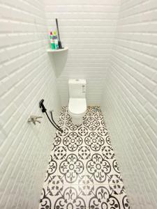 HZ HOMESTAY PENDANG في Pendang: حمام أبيض مع مرحاض في الغرفة