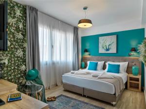 ein Schlafzimmer mit einem großen Bett mit blauen Wänden in der Unterkunft Acropolis City Life BH in Athen