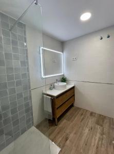 ein Bad mit einem Waschbecken und einem Spiegel in der Unterkunft Apartamento Casa Mar Estepona in Estepona