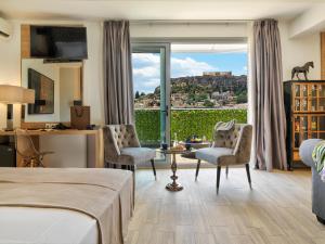 ein Hotelzimmer mit einem Bett und einem großen Fenster in der Unterkunft Acropolis City Life BH in Athen