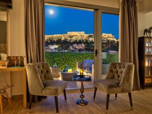 ein Wohnzimmer mit Blick auf die Akropolis in der Unterkunft Acropolis City Life BH in Athen