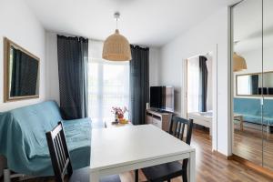 Televízia a/alebo spoločenská miestnosť v ubytovaní Wagonowa P&O Apartments