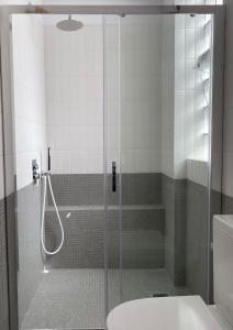 Ein Badezimmer in der Unterkunft PAREA Athens