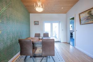 comedor con mesa de madera y sillas en Quartier 41, en Husum