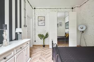 Un comedor con una mesa y un espejo. en Art Apartment Grzmiąca, en Grzmiąca 2 fotos más