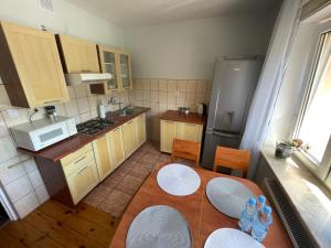 Кухня або міні-кухня у Apartament ESSA Karpacz - 2