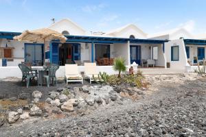 una casa con una mesa y sillas frente a ella en Punta Marea, en Punta Mujeres