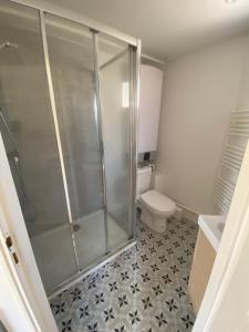 un baño con ducha y WC en Une pause en Ile de France - 450 M RER E, en Villiers-sur-Marne